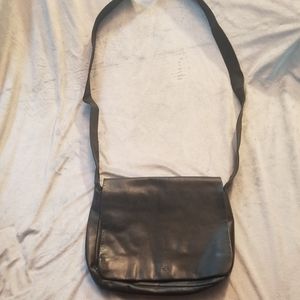 The Sak blk leather fold over flap shoulder/cross body bag